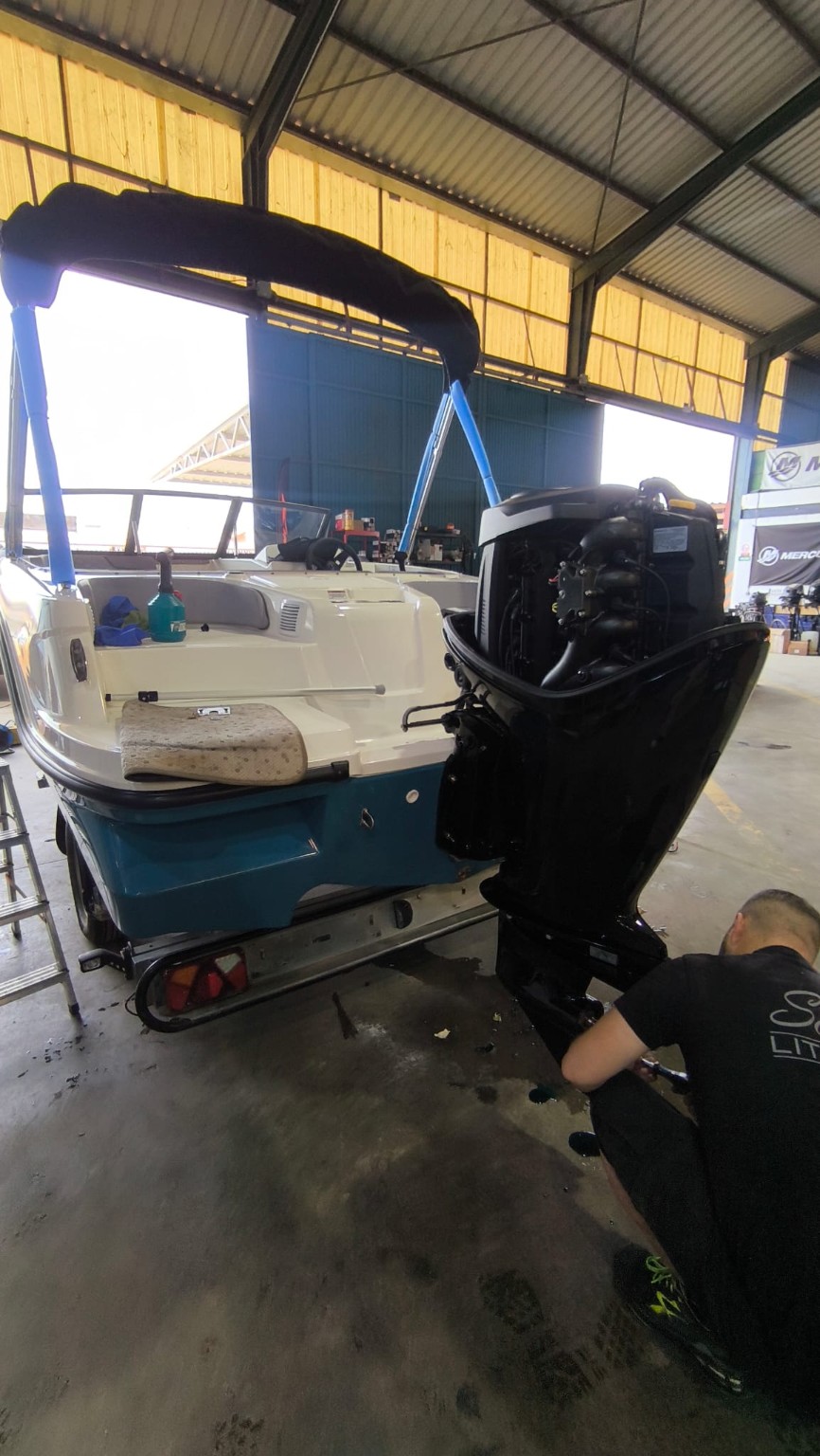 Interior y acabado de una Bayliner Element 17